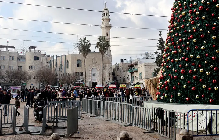 Po dwóch latach nieobecności choinka wróciła na plac przed Bazyliką Narodzenia Bożego. Betlejem, 26 grudnia 2025 r. // Fot. Jan Pocheć