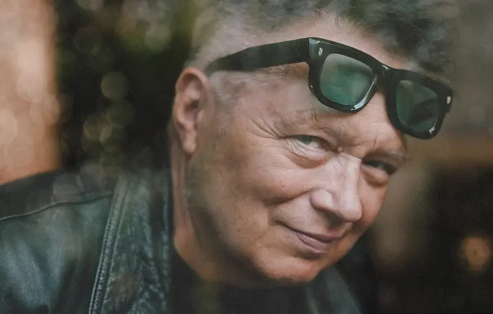 Muniek Staszczyk, zdjęcia z sesji zdjęciowej do książki "Chłopaki (nie) płaczą. Muniek Staszczyk bez ciemnych okularów w rozmowie z Piotrem Żyłką" // Fot. Sebastian Nycz / wydawnictwo Emocje Plus Minus