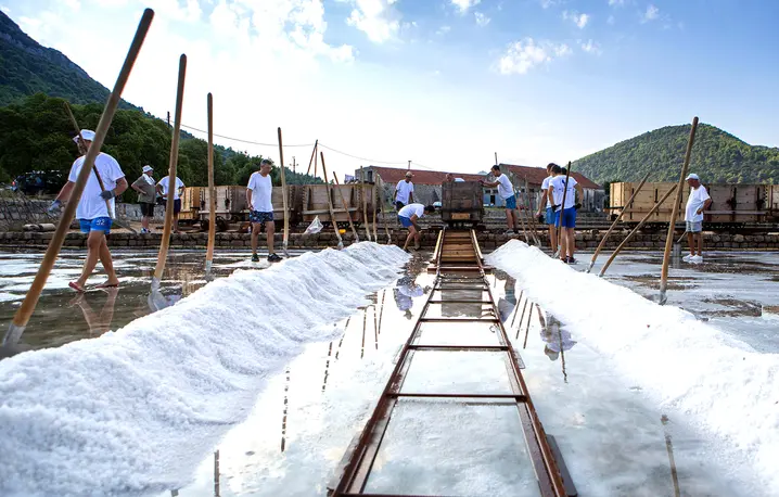 Saliny w Stonie na półwyspie Pelješac w Chorwacji są jednymi z najstarszych nieprzerwanie działających salin w Europie. // Fot. Grgo Jelavic / PIXSELL / Alamy / Be&W