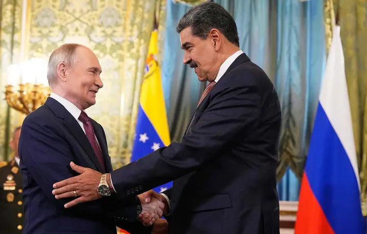 Wladimir Putin i prezydent Wenezueli Nicolas Maduro podczas spotkania na Kremlu. Moskwa, 7 maja 2025 r. // Fot. Alexander Zemlianichenko / AFP / East News
