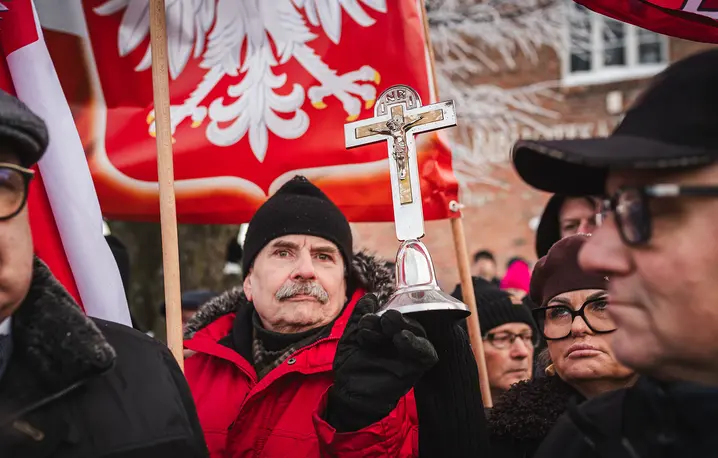 Protest w obronie krzyża przed Szkołą Podstawową w Kielnie. 8 stycznia 2026 r. // Fot. Karol Makurat / Reporter