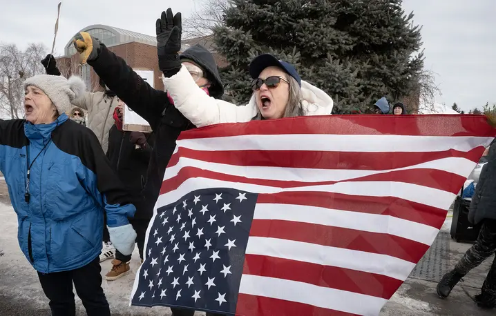Protest przeciwko agresywnym działaniom służb emigracyjnych po śmierci Renee Nicole Good. Minneapolis, Minesota, 11 stycznia 2026 r. // Fot. Scott Olson / Getty Images