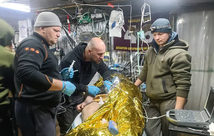 Ratowanie rannego w punkcie stabilizacyjnym doktora Ludwika na odcinku pokrowskim. Ukraina, styczeń 2026 r. // Fot. Wojciech Pięciak