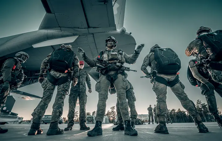 Spadochroniarze z 6. Brygady Powietrznodesantowej na Gotlandii. W manewrach Gotland Sentry we wrześniu 2025 r. polskie i szwedzkie wojska ćwiczyły obronę przed atakiem ze Wschodu. // Fot. Piotr Gubernat / Zespół Reporterski Dowództwa Operacyjnego RSZ