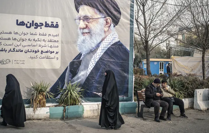 Portret Najwyższego Przywódcy Iranu, ajatollaha Alego Chameneiego z odezwą do młodych ludzi przy Wielkim Meczecie Imama Chomeiniego w Teheranie. Iran, 9 stycznia 2026 r. // Fot. Morteza Nikoubazl / NurPhoto / AFP / East News