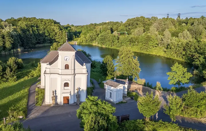 Krzywy Kościół w Starej Karwinie // Visit Czechia