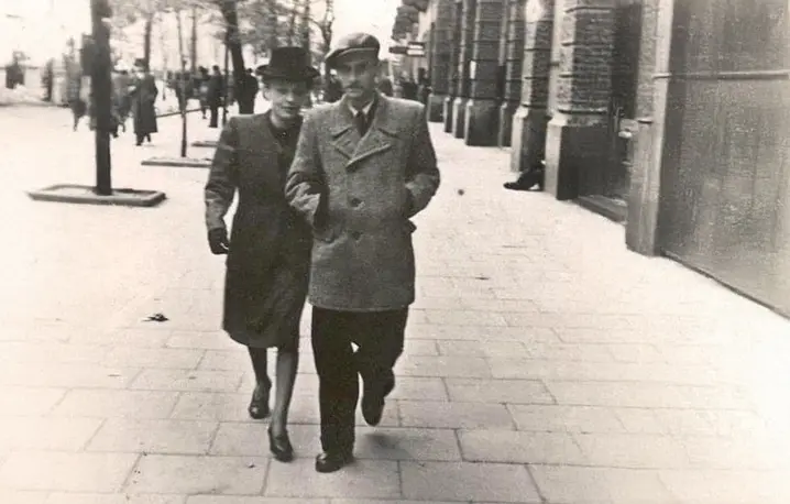 Krzysztof Kamil Baczyński z żoną Barbarą na warszawskiej ulicy, 1943 r. // fot. Muzeum Literatury / East News /