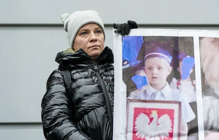 Przed siedzibą Prokuratury Krajowej w Warszawie podczas konferencji prasowej dotyczącej umorzenia śledztwa ws. nadzoru rodziny 8-letniego Kamilka z Częstochowy. Warszawa, 19 stycznia 2025 r. // Fot. Aliaksander Valodzin / East News