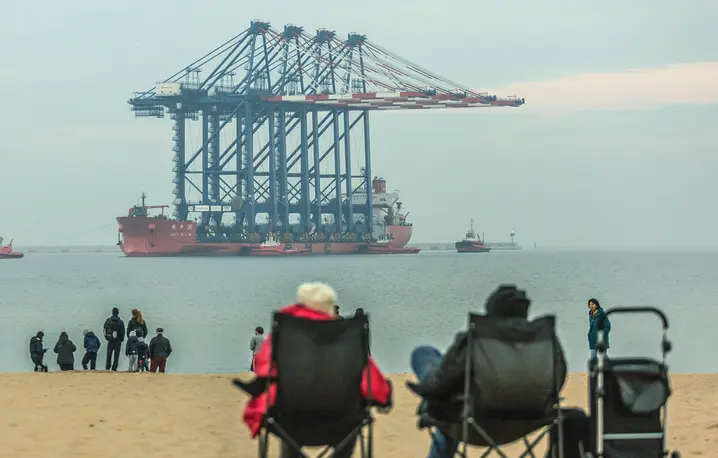 Rok 2024 przyniósł rekordowe wyniki dochodowe trzech głównych portów transportowych: Gdyni, Gdańska i kompleksu Szczecin-Świnoujście. N/z Statek Zhen Hua z gigantycznymi suwnicami na pokładzie do obsługi kontenerów wpływa do terminal Baltic Hub w Porcie Gdańskim. // Fot. Marek Ladzinski / Forum