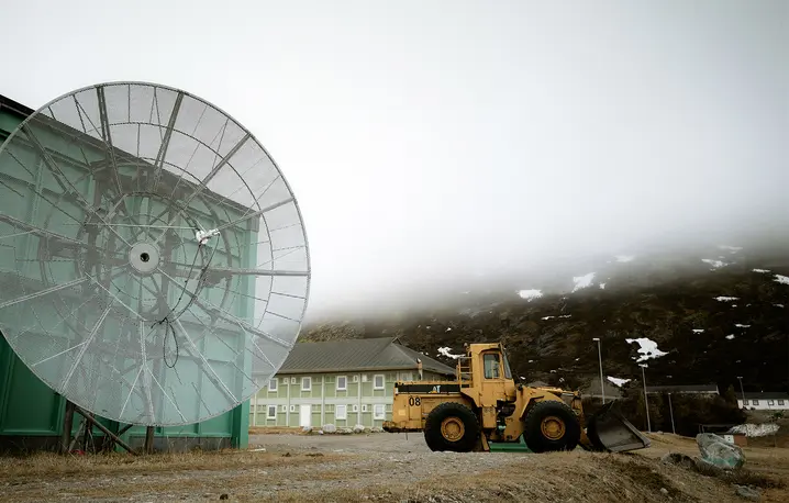 Infrastruktura komunikacyjna w Narsarsuaq, osadzie będącej bramą do południowej Grenlandii, gdzie znajdują się rezerwy pierwiastków ziem rzadkich. Maj 2025 r. // Fot. Carsten Snejbjerg / Bloomberg / Getty Images