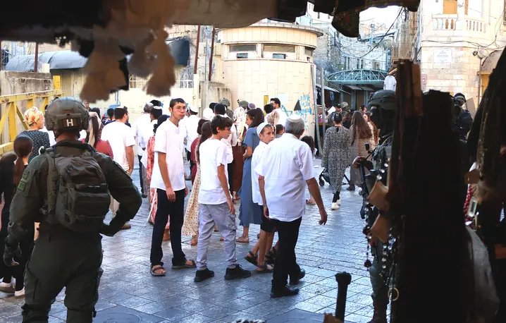 Gdy w każdą sobotę żydowscy osadnicy odbywają pielgrzymkę uliczkami Starego Miasta w Hebronie, żołnierze izraelscy usuwają z ulic Palestyńczyków. Hebron, 13 września 2025 r. // Jan Pocheć