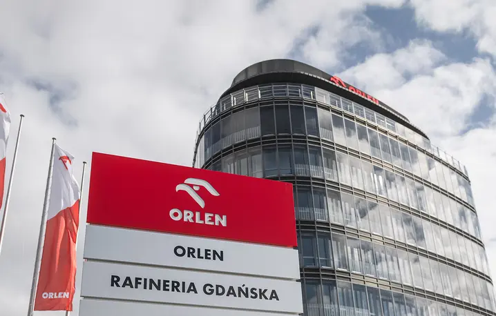 Siedziba rafinerii gdańskiej z logo PKN ORLEN. Gdańsk, 2023 r. // Fot. Karol Makurat / Reporter