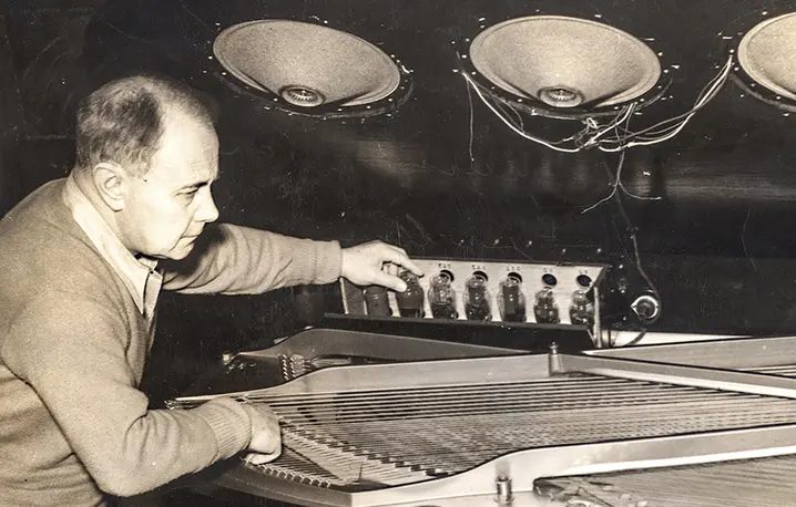 Hofmann testuje opracowany przez siebie wzmacniacz dżwięku fortepiany, zdjęcie niedatowane // // Fot. Zbiory The International Piano Archives, University of Maryland