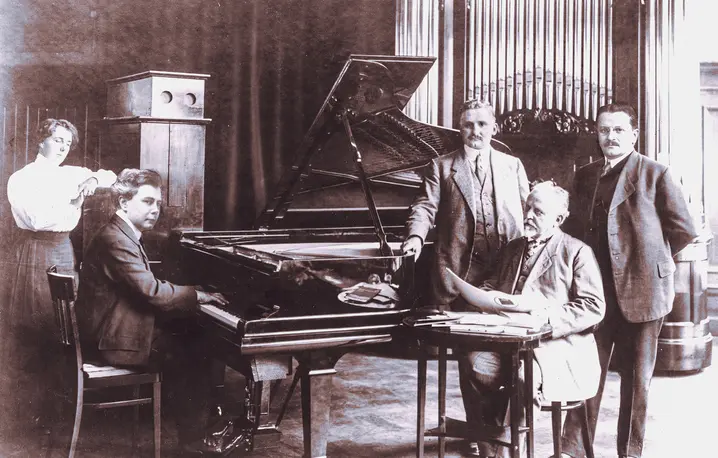 Podczas sesji nagraniowej rolek pianolowych Welte we Freiburgu, 1906 r. // Fot. Zbiory The International Piano Archives, University of Maryland