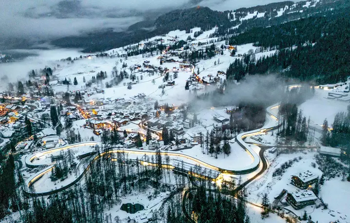 Olimpijski tor saneczkowy, na którym będą rozgrywane zawody w saneczkarstwie i bobslejach podczas Igrzysk Olimpijskich 2026. Cortina d'Ampezzo, Włochy, 24 stycznia 2026 r. // Fot. Odd Andersen / AFP / East News
