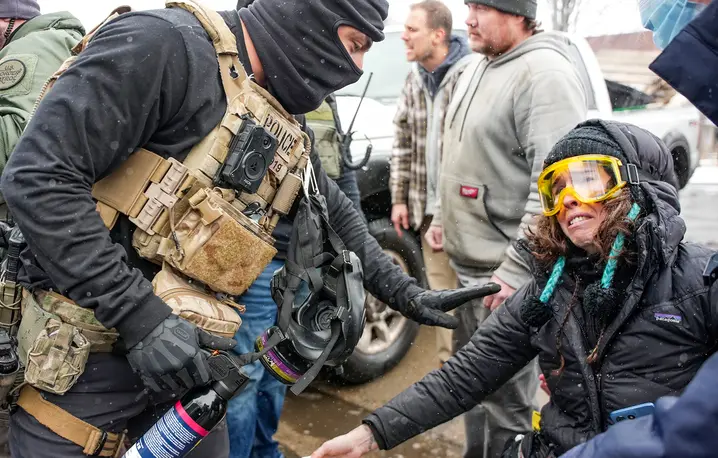Agenci federalni zatrzymują demostrantów. Minneapolis, 21 stycznia 2026 r. // Fot. Angelina Katsanis / AP Photo / East News 