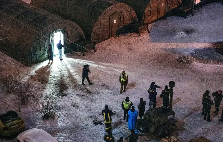 Rosyjskie ataki na infrastrukturę Ukrainy pozostawiły bez ogrzewania mieszkańców Kijowa. Około 1330 wieżowców w mieście pozostało bez prądu, służby ratownicze instalują namioty grzewcze. Ukraina, 25 stycznia 2026 r. // Fot. Danylo Antoniuk / Anadolu / AFP / East News