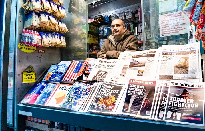 Stoisko „Misinformation News” na rogu Szóstej Alei i 42. Ulicy, niedaleko Times Square w Nowym Jorku. Postawiło je „Columbia Journalism Review”, „aby edukować odbiorców wiadomości o zagrożeniach związanych z dezinformacją w okresie poprzedzającym wybory uzupełniające”. W stoisku wyłącznie fałszywe czasopisma wzorowane na istniejących z fałszywymi nagłówkami i artykułami. 30 października 2018 r. // Fot. Michael Brochstein / SOPA Images / LightRocket / Getty Images 