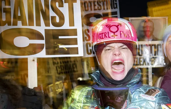 Protestujący przeciwko amerykańskiej Służbie Imigracyjnej i Celnej (ICE) po zastrzeleniu przez funkcjonariuszy Renee Good i Aleksa Prettiego. Minneapolis, Minnesota, 27 stycznia 2026 r. // Fot. Roberto Schmidt / AFP / East News