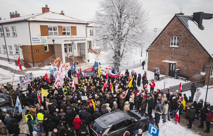 Protest w obronie krzyża przed Szkołą Podstawową w Kielnie. 8 stycznia 2026 r. // Fot. Karol Makurat / Reporter