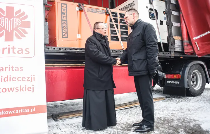 Kardynał Grzegorz Ryś i konsul generalny Ukrainy Wiaczesław Wojnarowskyj przed odjazdem konwoju humanitarnego do Kijowa. Brzegi k. Krakowa, 4 lutego 2026 r. // Fot. Jacek Taran