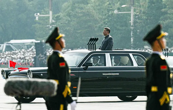 Prezydent Xi Jinping podczas przeglądu wojsk z okazji 80. zakończenia II wojny światowej na placu Tian’anmen. Pekin, 3 września 2025 r. // Fot. Greg Baker / AFP / East News