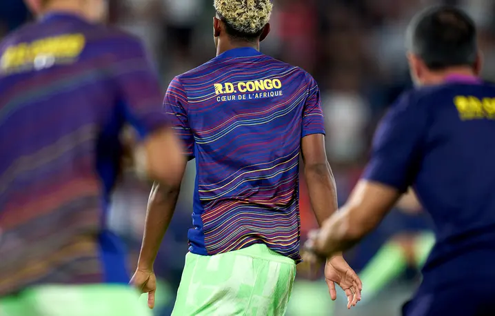 Piłkarze FC Barcelona z logo sponsora, Demokratycznej Republiki Konga; w środku Lamine Yamal. Walencja, 23 sierpnia 2025 r. // Fot Alex Caparros / Getty Images