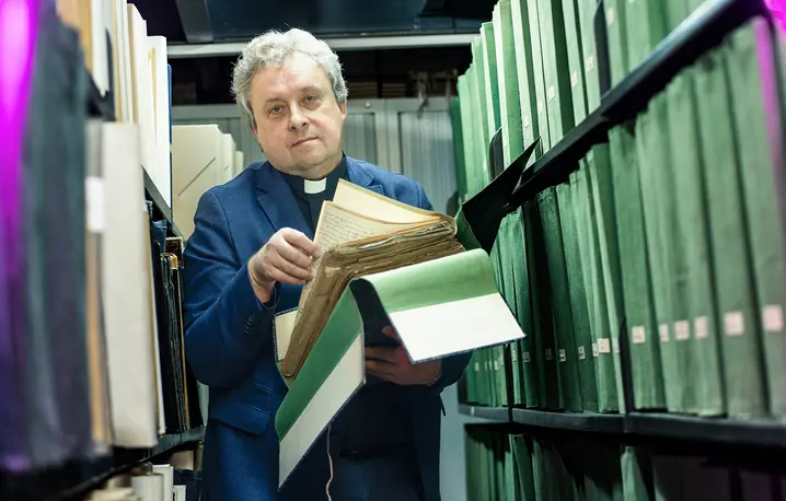 Ks. Rafał Szczurowski w Archiwum Kurii Metropolitalnej w Krakowie. 6 lutego 2026 r. // Fot. Grażyna Makara 