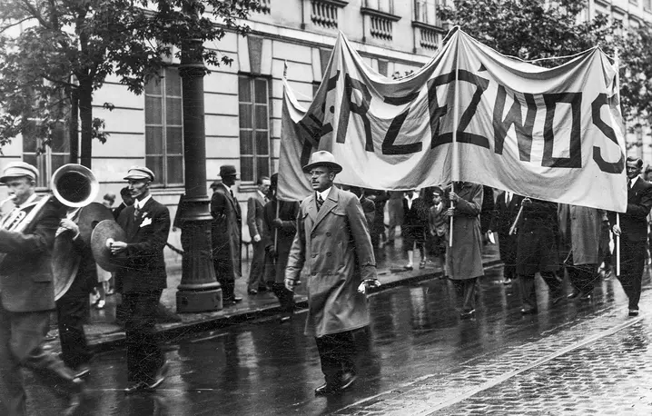 Pochód propagandowy zorganizowany przez Polskie Towarzystwo Walki z Alkoholizmem „Trzeźwość” w Warszawie, 1934 r. // Narodowe Archiwum Cyfrowe