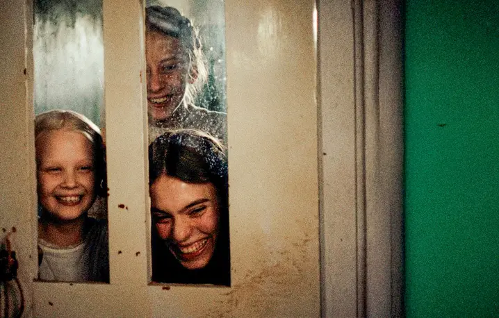 Film WPATRUJĄC SIĘ W SŁOŃCE, reż. Mascha Schilinski, 2025 r., dystr. m2films // materiały prasowe 