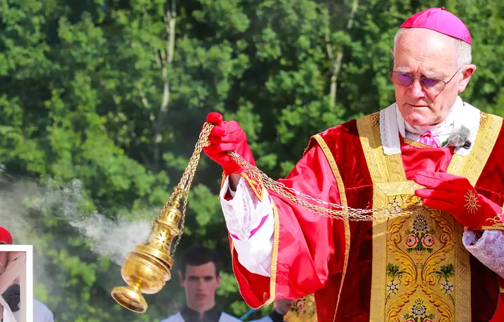 Biskup Bernard Fellay podczas mszy pontyfikalnej w Chartres. Francja, 28 maja 2023 r. // Wikipedia / domena publiczka