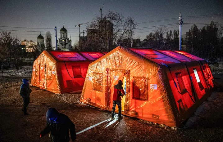 Kijów, rejon Darnycki - lewobrzeżna część miasta. Na zdjęciu jedna z ogrzewalni ustawiona przez władze miasta. Mieszkańcy mogą się tu ogrzać, naładawoć telefony. Kijów, 27 stycznia 2026 r. // Fot. Jakub Włodek / Agencja Wyborcza.pl