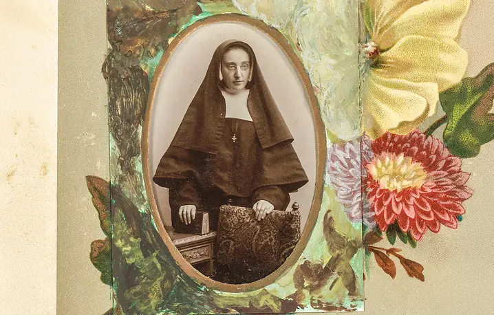 Portret fotograficzny młodej beginki z książką z albumu fotograficznego Carela Frederika Cordesa, 1882 - 1900 r. // Fot. Alamy / Be&W