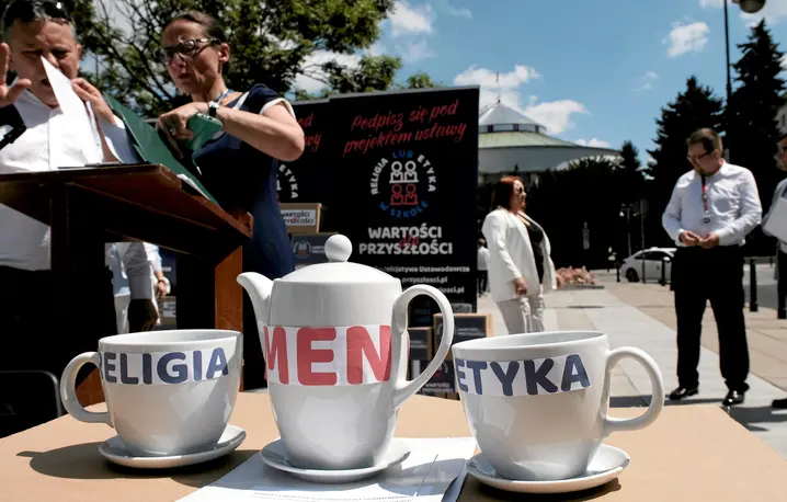 „Tak dla religii i etyki w szkole", finał zbiórki podpisów przed Sejmem Obywatelskiej Inicjatywy Ustawodawczej. Warszawa, 26 czerwca 2025 r. // Fot. Sławomir Kamiński / Agencja Wyborcza.pl