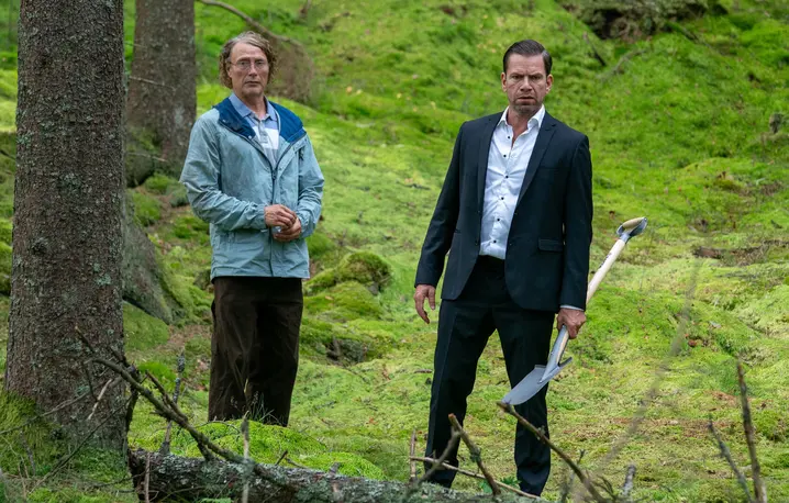 Mads Mikkelsen i Nikolaj Lie Kaas w filmie "Ostatni Weekend", reż. Anders Thomas Jensen // materiały prasowe Apple TV+