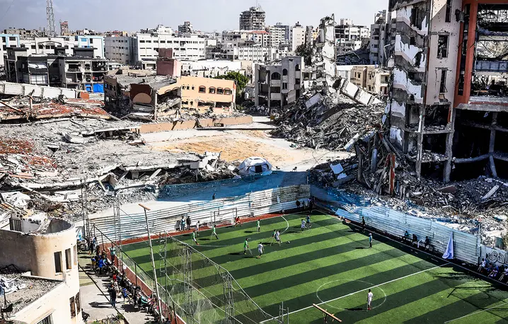 Mecz z udziałem Palestyńczyków, którzy stracili ręce lub nogi w wyniku izraelskich nalotów. Utworzyli oni drużynę piłkarską o nazwie „Gaza Azim Team”. Strefa Gazy, 11 lutego 2026 r. // Fot. Saeed M. M. T. Jaras / Anadolu / AFP / East News