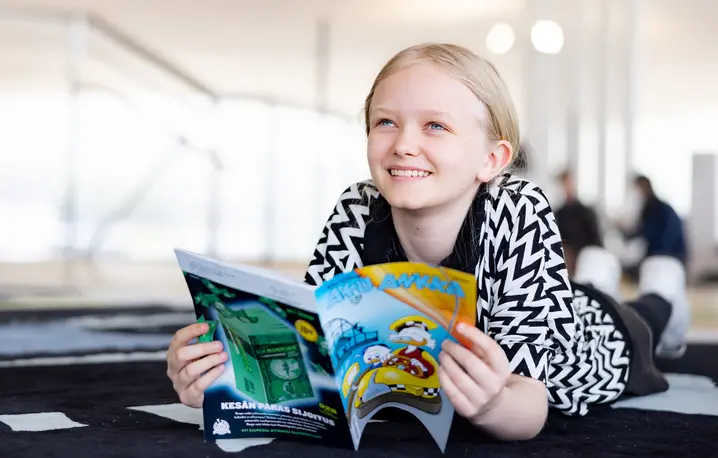 Mali Finowie dostali właśnie swoją pierwszą prenumeratę komiksu z Kaczorem Donaldem // Fot. Samuli Pulkkinen / Sanoma