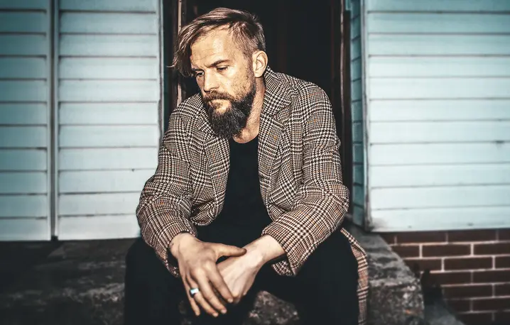 Tomasz Organek w opuszczonym już rodzinnym domu w Raczkach // Fot. Marta Kacprzak