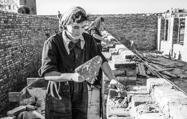 Kobieca brygada budowlana na zdjęciach dla czasopisma „Przyjaciółka”, 1949 r. // Fot. WAF / NAC 