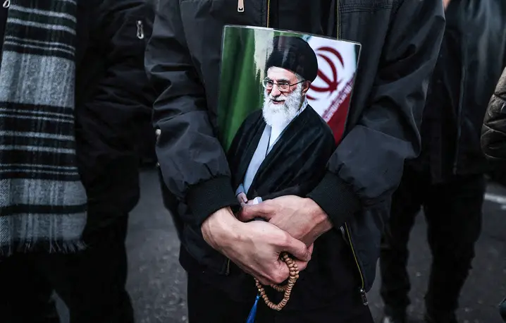  Irańczycy opłakują śmierć ajatollaha Alego Chameneiego, który zginął we wspólnych atakach USA i Izraela. Teheran, 1 marca 2026 r. // Fot Atta Kenare / AFP / East News