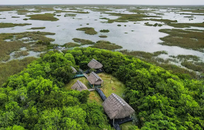 Wioska na bagnach Everglades w rezerwacie Indian Miccosukee na Florydzie. Rice Island, lipiec 2024 r. // Fot. Rebecca Blackwell / AP / East News