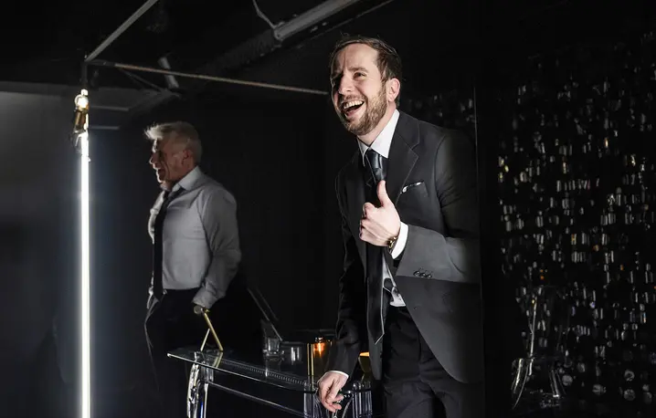 Peter Ondrejička w pektaklu „Threeema" w bratysławskim teatrze Divadlo bez Masky, opowiadający o władzy, korupcji i decyzjach, które zapadają z dala od oczu obywateli // Fot. Bara Podola