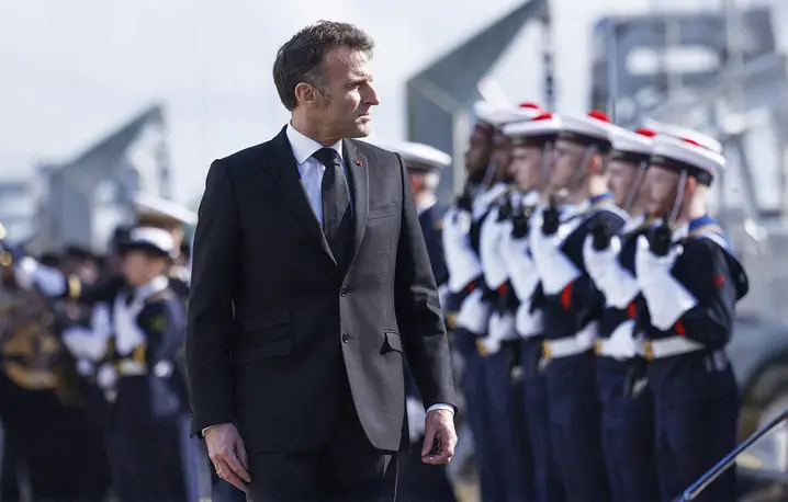 Prezydent Francji Emmanuel Macron podczas wizyty w bazie okrętów podwodnych na wyspie Ile Longue. Francja, 2 marca 2026 r. // Fot. Yoan Valat / AFP / East News