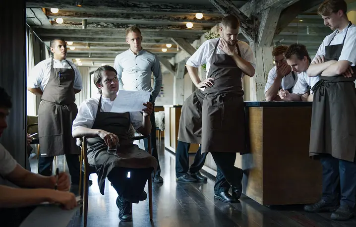Na krześle szef kuchni Rene Redzepi z pracownikami Restauracji Noma w Kopenhadze, 2009 r. // Fot, Lars Ronbog / imago sport / Forum