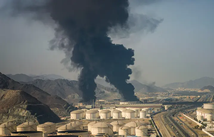 Atak irańskich dronów na instalacje naftowe w Fudżajrze. Zjednoczone Emiraty Arabskie, 14 marca 2026 r. // Fot. Altaf Qadri / AP Photo / East News