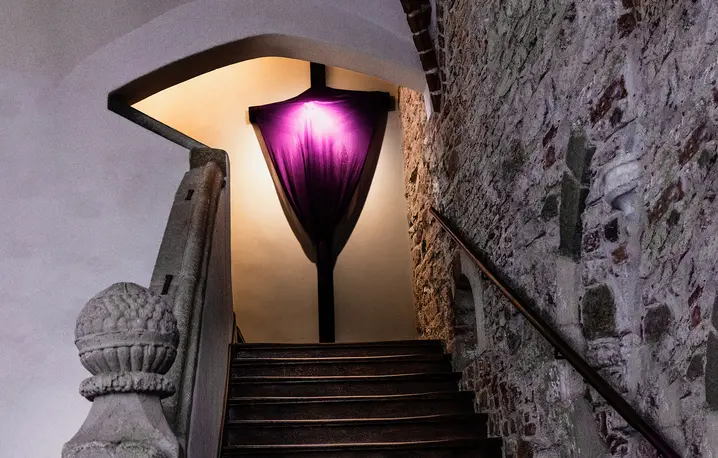 Krzyż, zasłonięty w 5. Niedzielę Wielkiego Postu, będzie odsłonięty dopiero w Wielki Piątek. Schody w krakowskim klasztorze dominikanów // Fot. Grażyna Makara