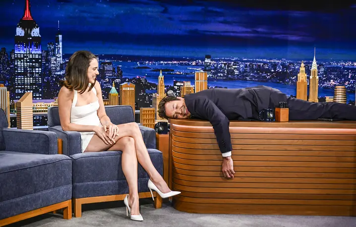 The Tonight Show, prowadzący Jimmy Fallon i gość aktorka Margaret Qualley, 14 sierpnia 2025 r. // Fot. Todd Owyoung / NBC / Getty Images