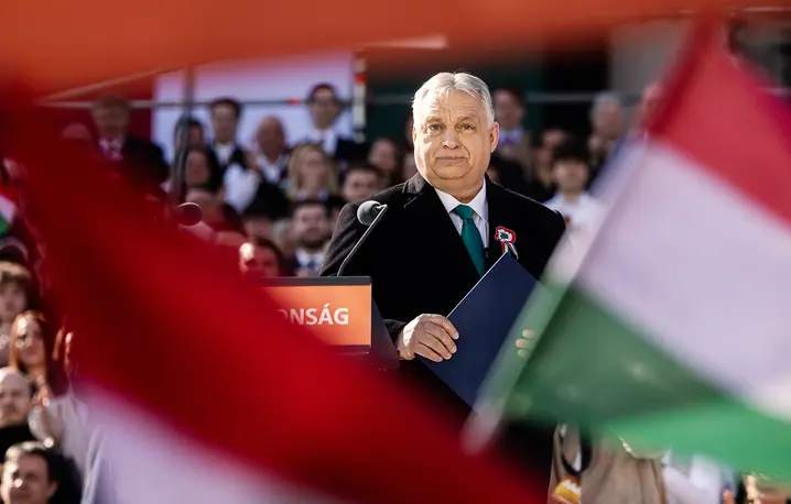 Viktor Orbán podczas wiecu przed wyborami parlamentarnymi. Budapeszt, 15 marca 2026 r. // Fot. Akos Stiller / Getty Images