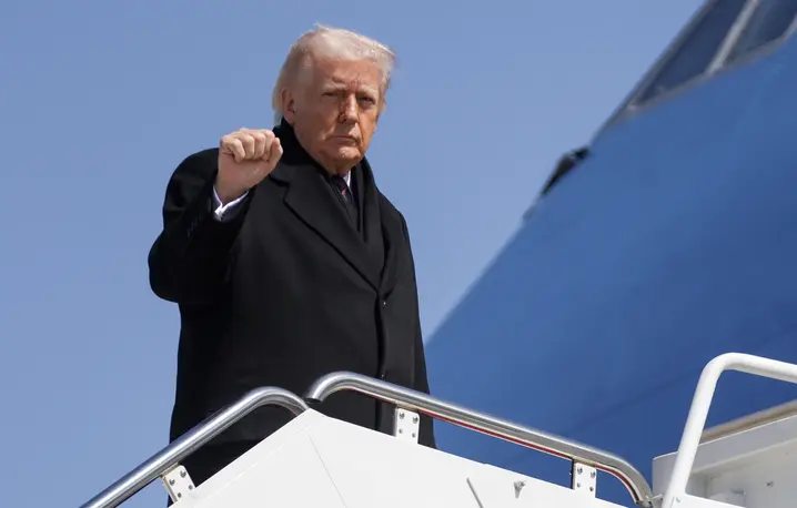 Prezydent Donald Trump przed wejściem na pokład Air Force One. Maryland, Stany Zjednoczone.18 marca 2026 r. // Fot. Alex Wong / Getty Images