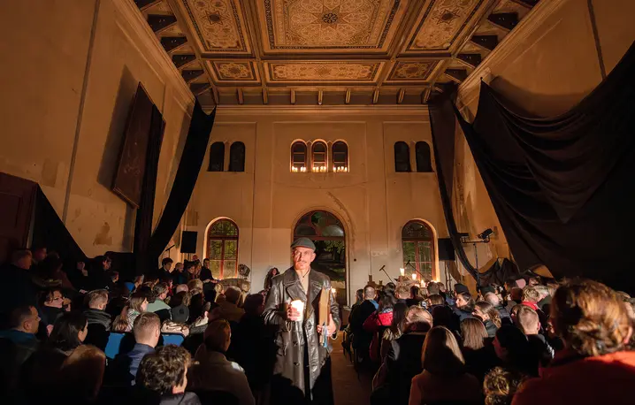 Inscenizacja „Dziadów” Adama Mickiewicza. Sala Ceremonii na cmentarzu żydowskim, Bielsko Biała, 30 października 2024 r. // Fot. Piotr Bieniecki 